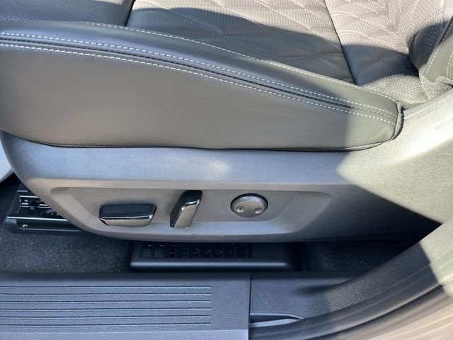 New 2026 Champagne Silver Metallic / Super Black Two-tone Nissan Platinum image 25