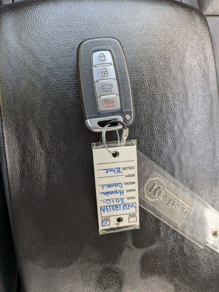Used 2010 Gray Hyundai 3.8 image 29