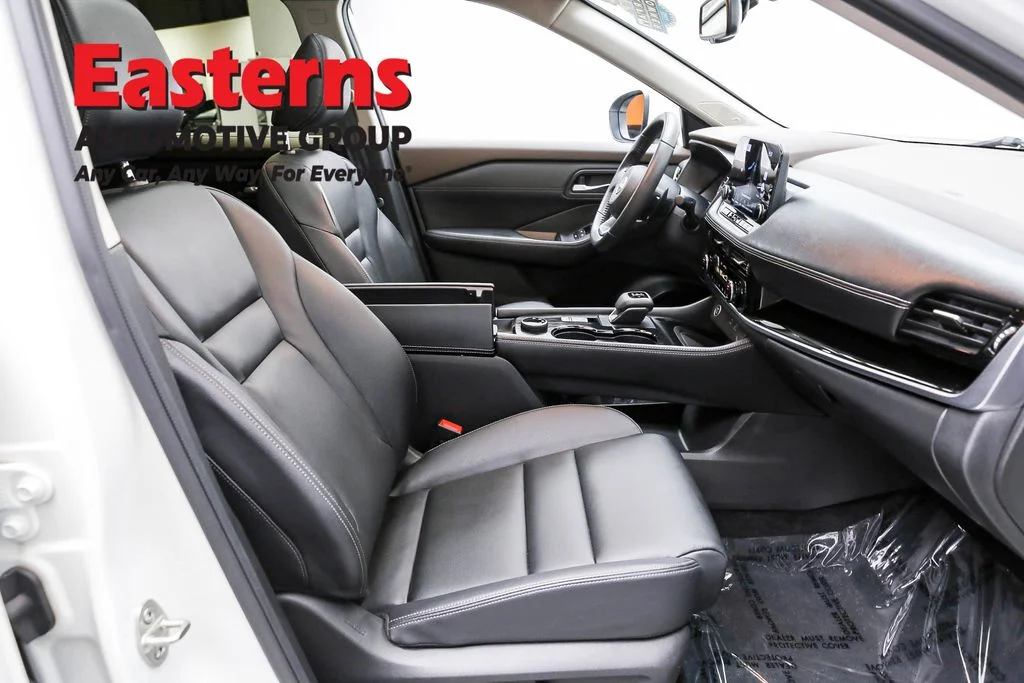 Used 2023 White Nissan SL image 27