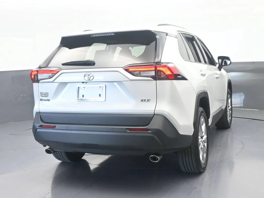 Used 2025 White Toyota XLE Premium image 5