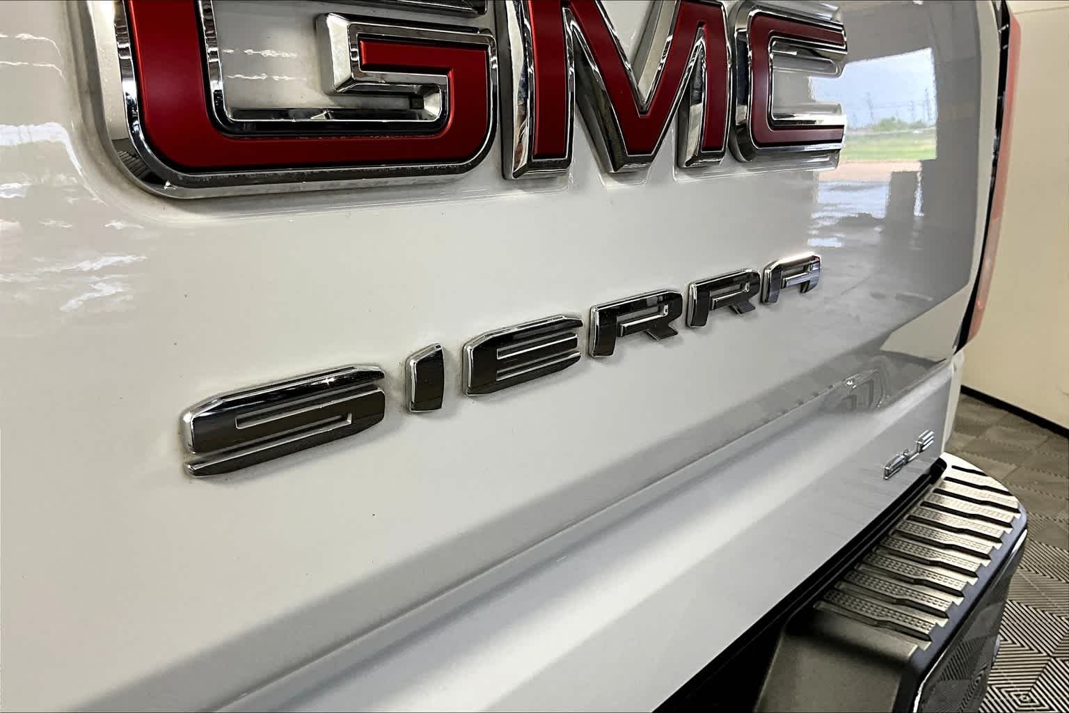 Used 2023 Summit White GMC SLE image 29