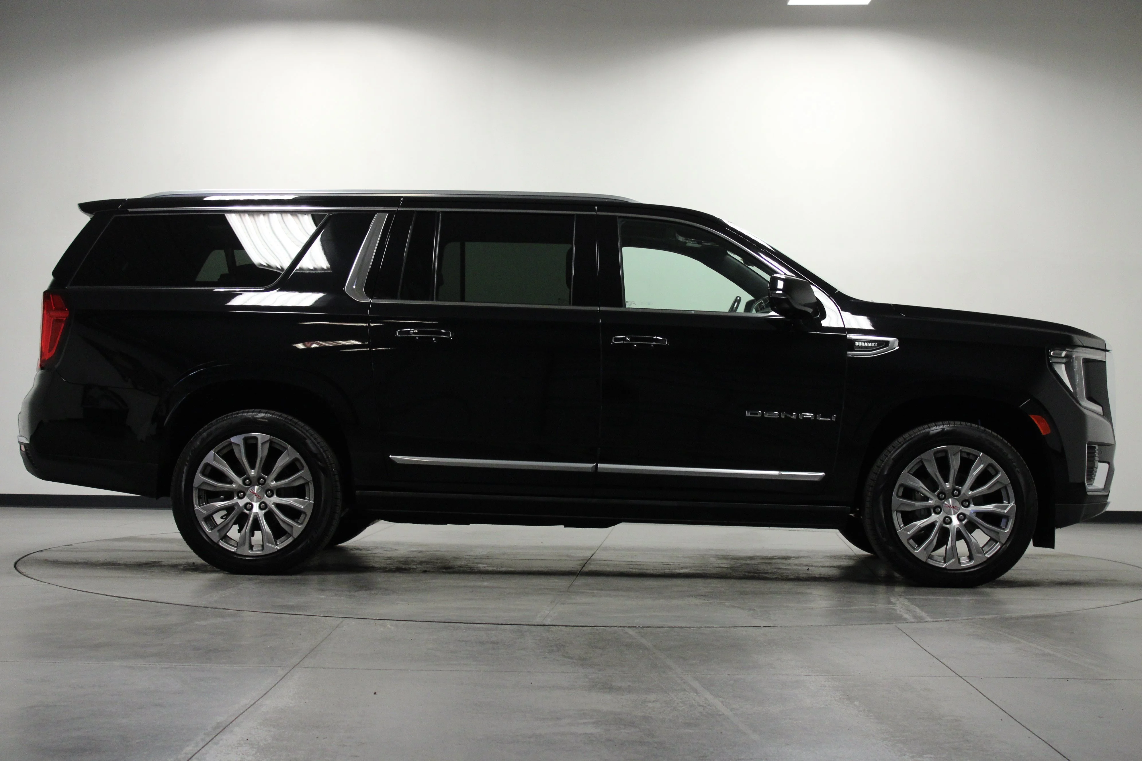 Used 2022 Onyx Black GMC Denali image 3