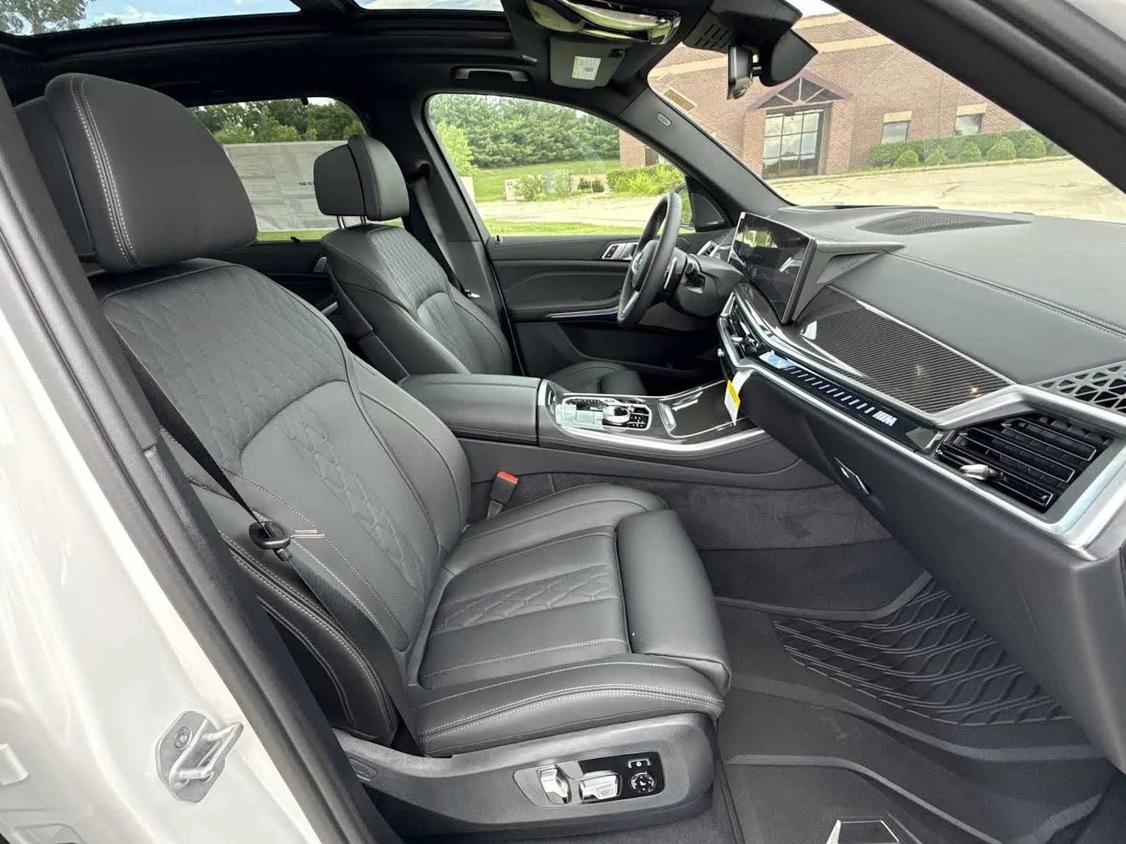 New 2026 Mineral White Metallic BMW M60i image 24