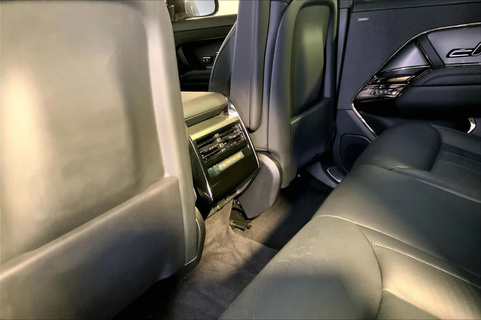 Used 2023 Fuji White Land Rover SE image 36