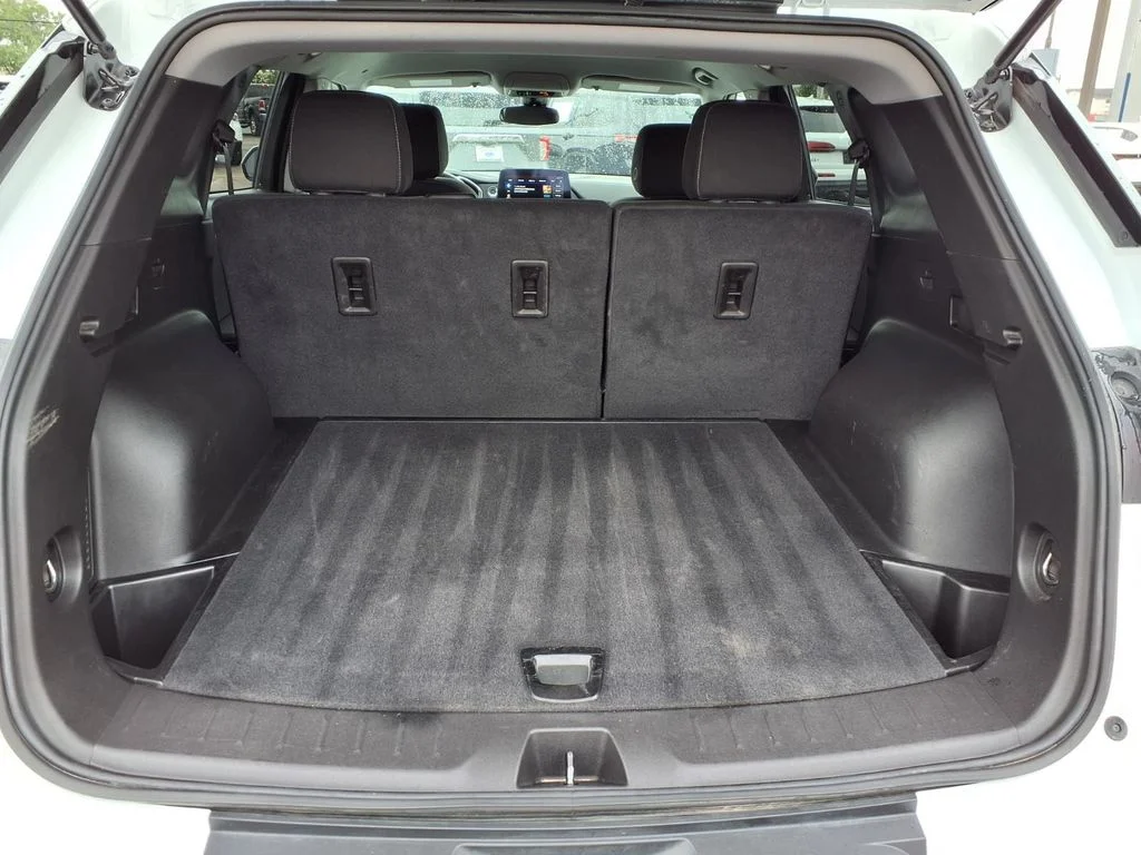 Used 2025 White Chevrolet LT image 21