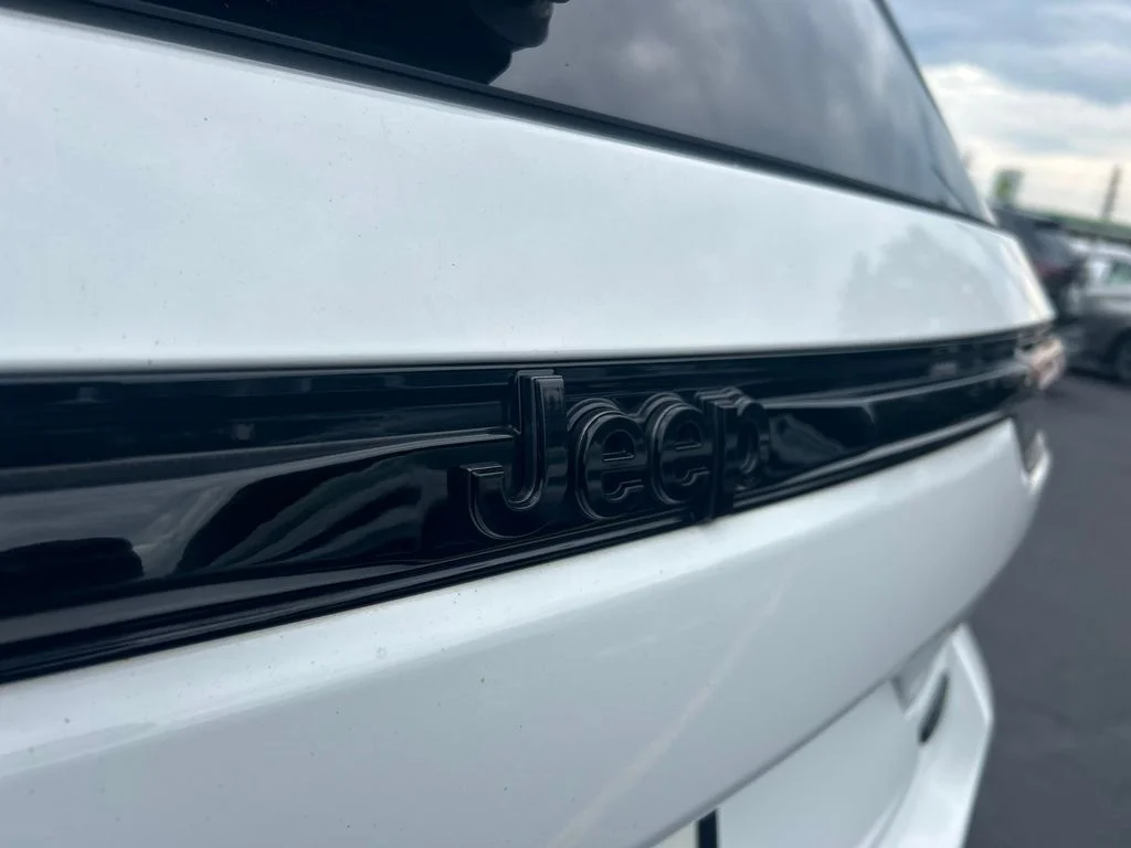 Used 2025 White Jeep Summit Reserve image 40