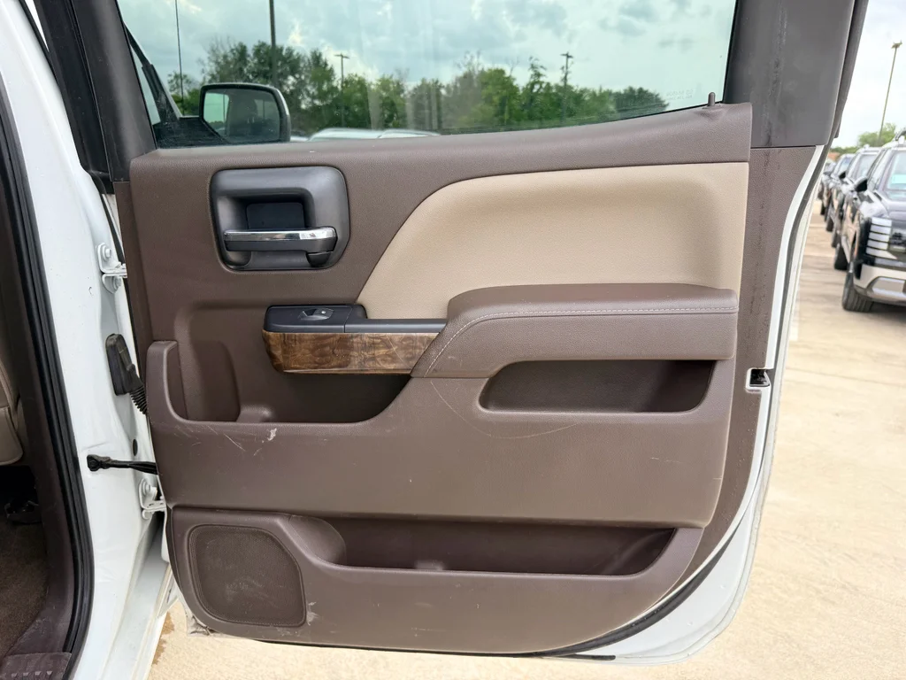 Used 2018 Summit White Chevrolet LT image 22