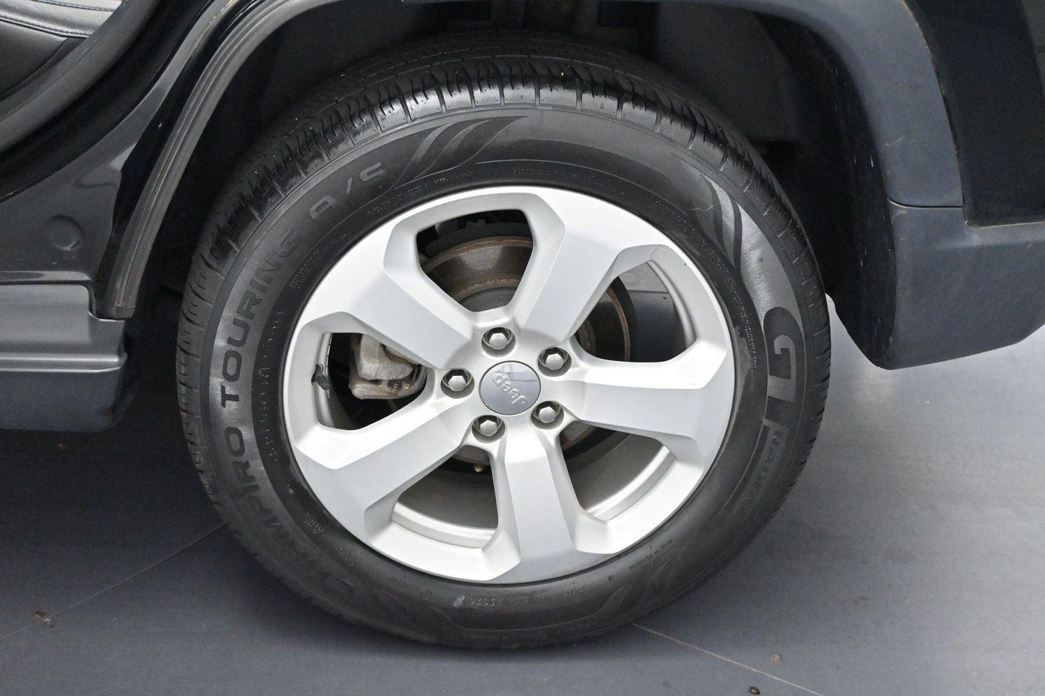 Used 2018 Diamond Black Crystal Pearlcoat Jeep Latitude image 30
