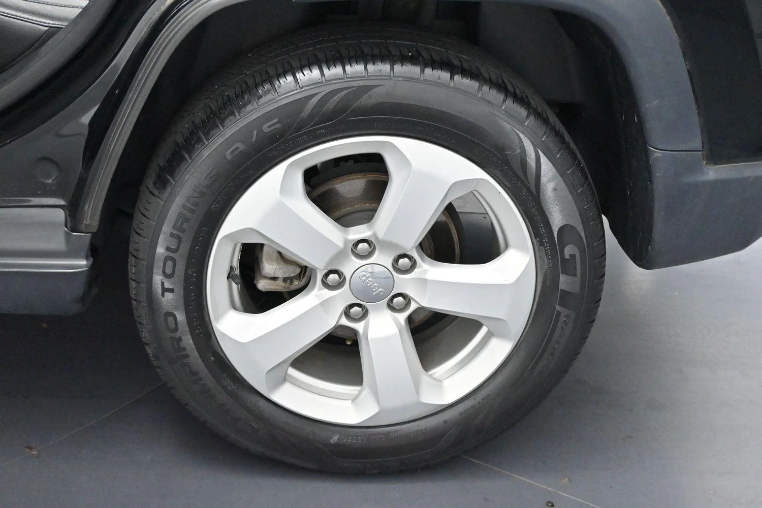 Used 2018 Diamond Black Crystal Pearlcoat Jeep Latitude image 30