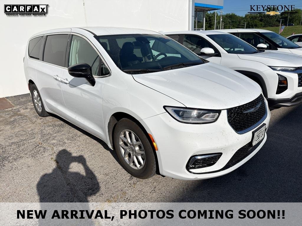 2024 Chrysler Pacifica Touring L's photo