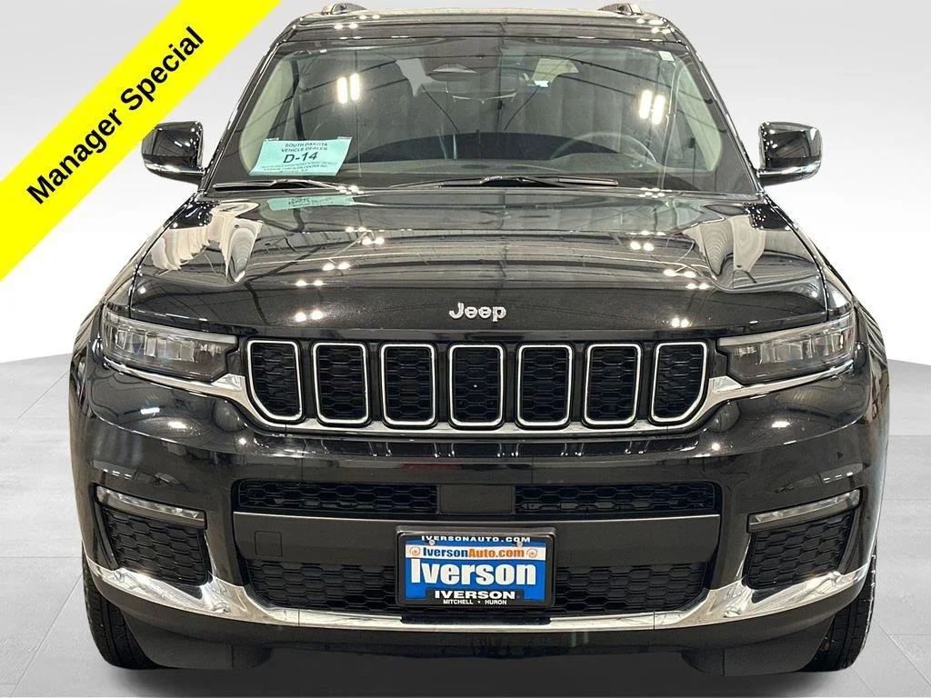 Used 2023 Diamond Black Crystal Pearlcoat Jeep Limited image 2