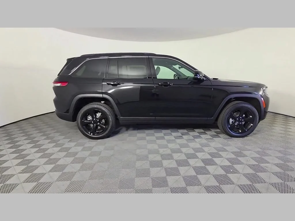 New 2026 Diamond Black Crystal Pearl-Coat Exterior Paint Jeep Limited image 21