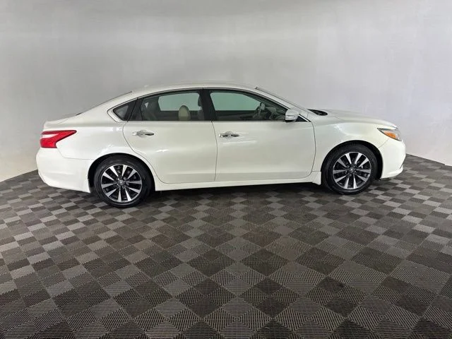 Used 2016 White Nissan 2.5 SL image 4