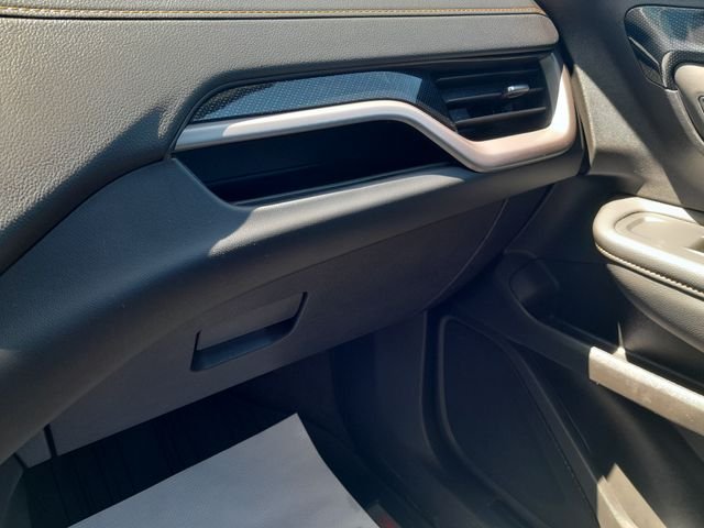 Used 2024 White GMC AT4 image 29