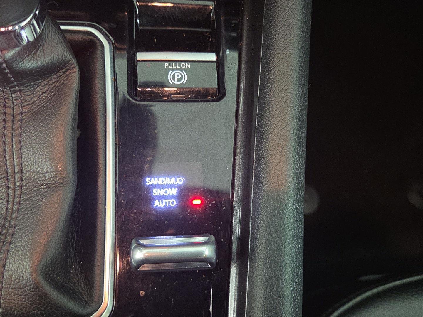 Used 2023 Diamond Black Crystal Pearlcoat Jeep Latitude image 16