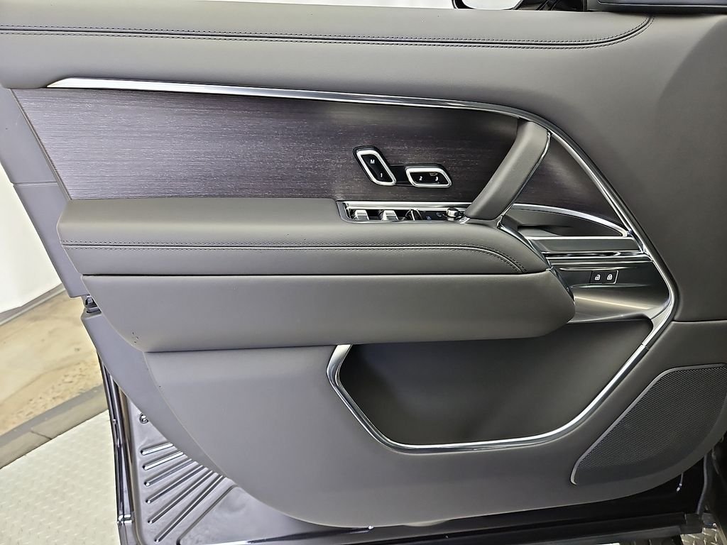 New 2026 Santorini Black LAND ROVER SE 7 Seats image 10