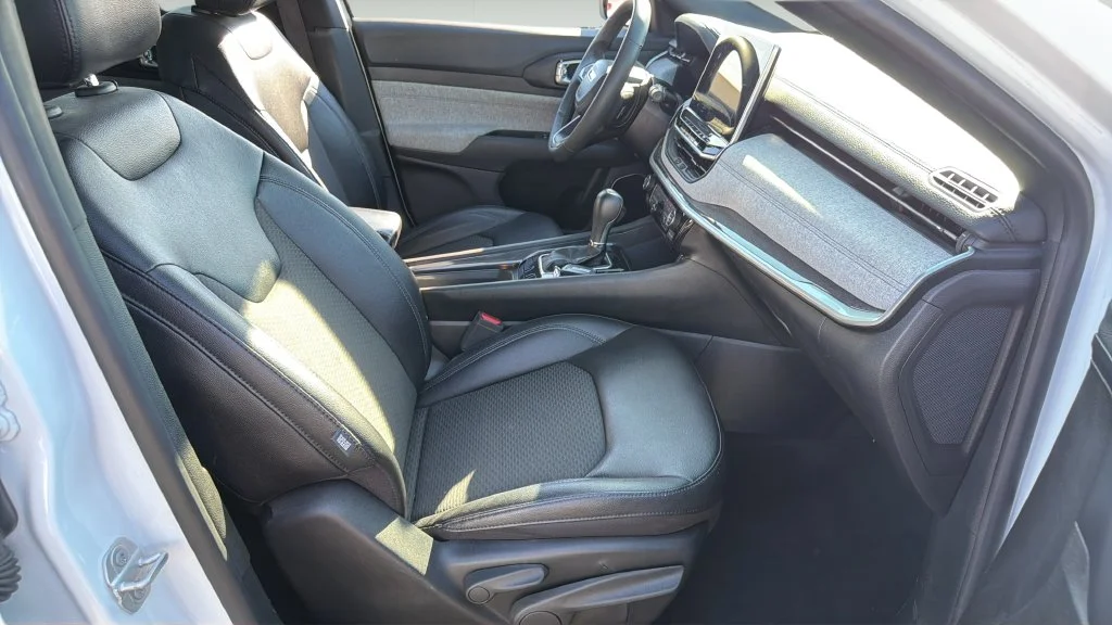Used 2024 White Jeep Latitude image 11