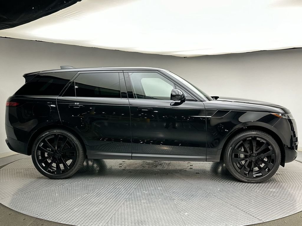 New 2026 Santorini Black Metallic Land Rover SE image 4