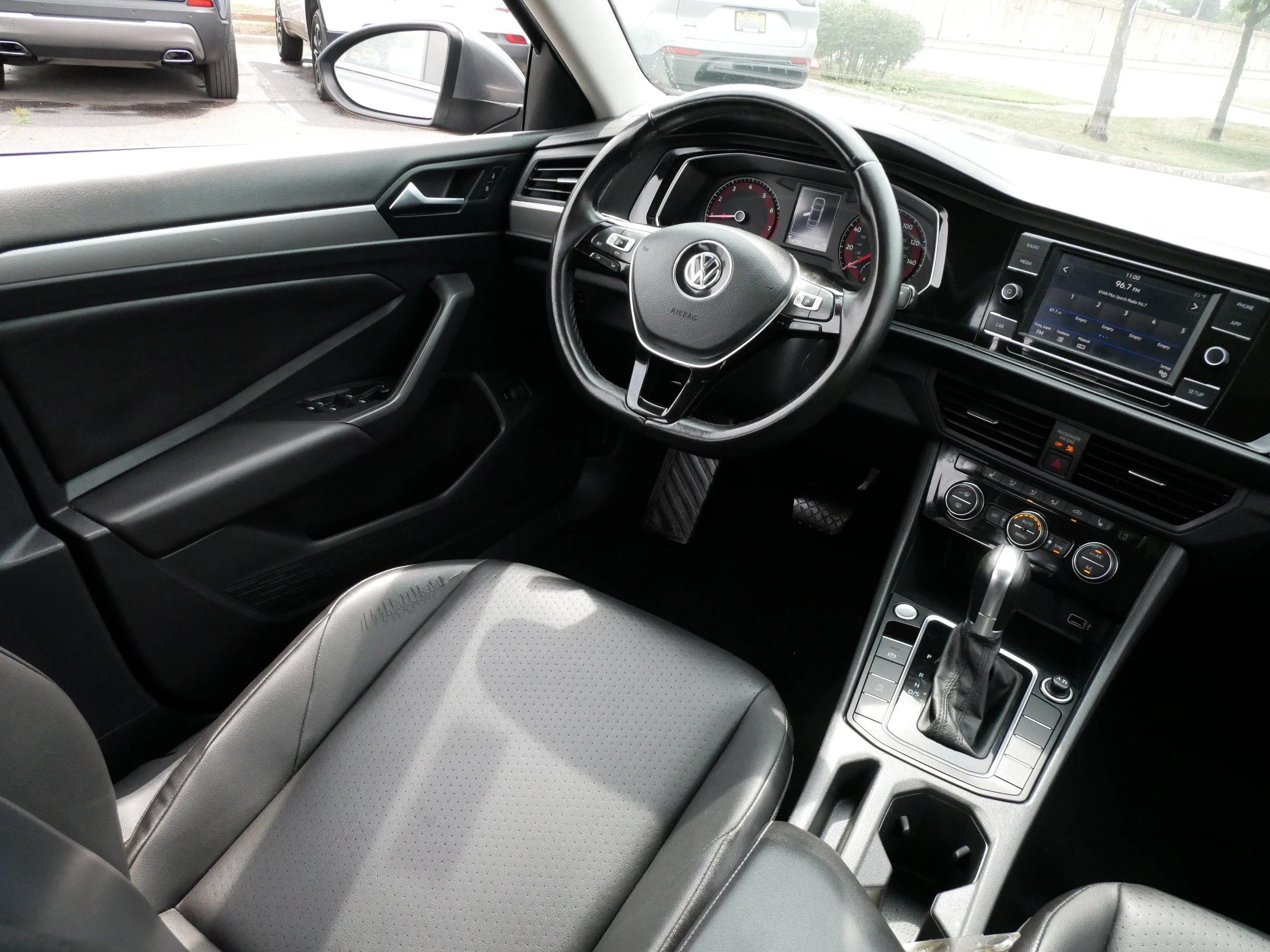 Used 2019 Platinum Gray Metallic Volkswagen SE image 9