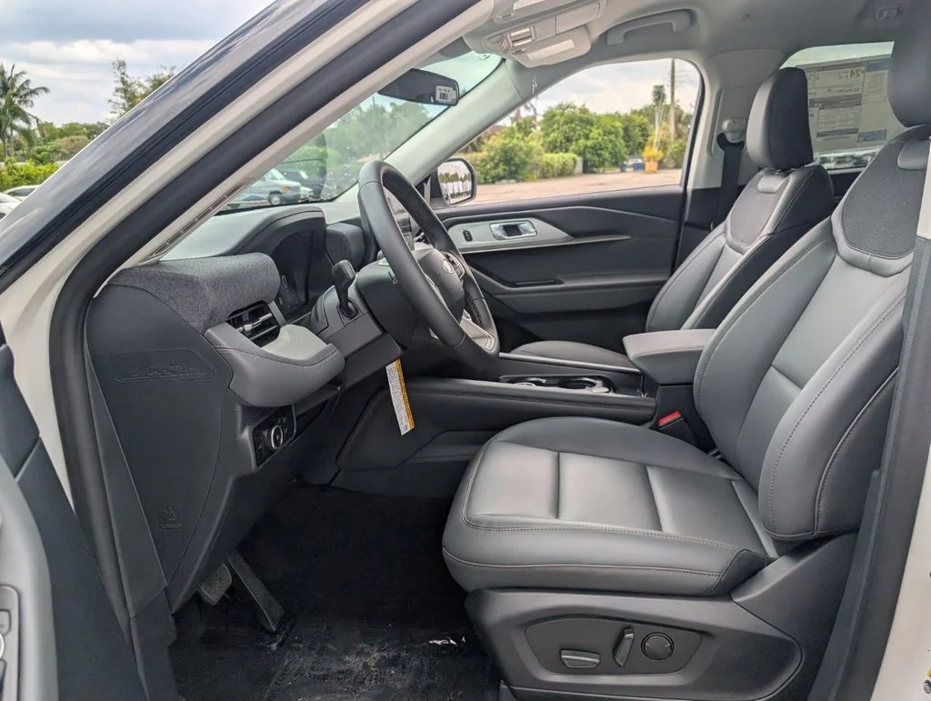New 2026 Star White Metallic Tri-Coat Ford Active image 5