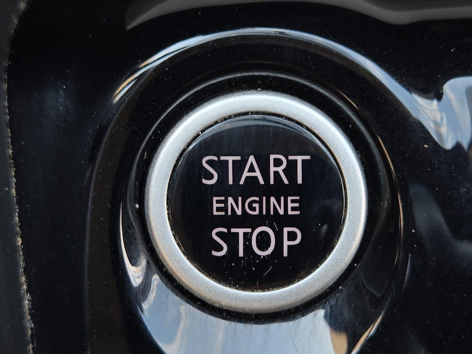 Used 2019 Aspen White Nissan SR image 17