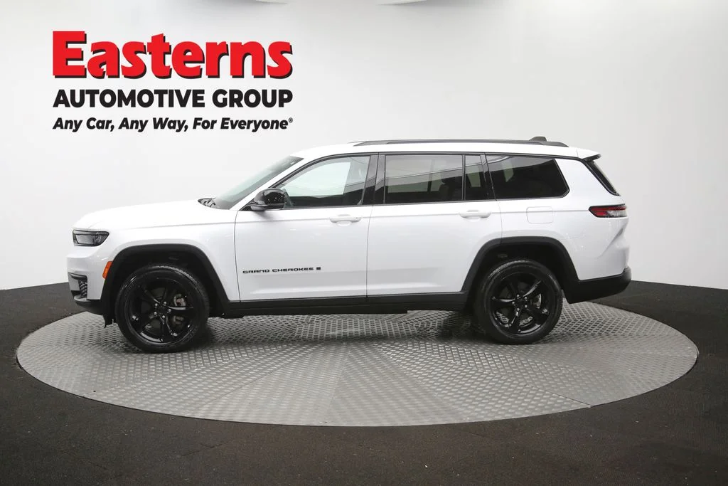 Used 2023 White Jeep Altitude image 61