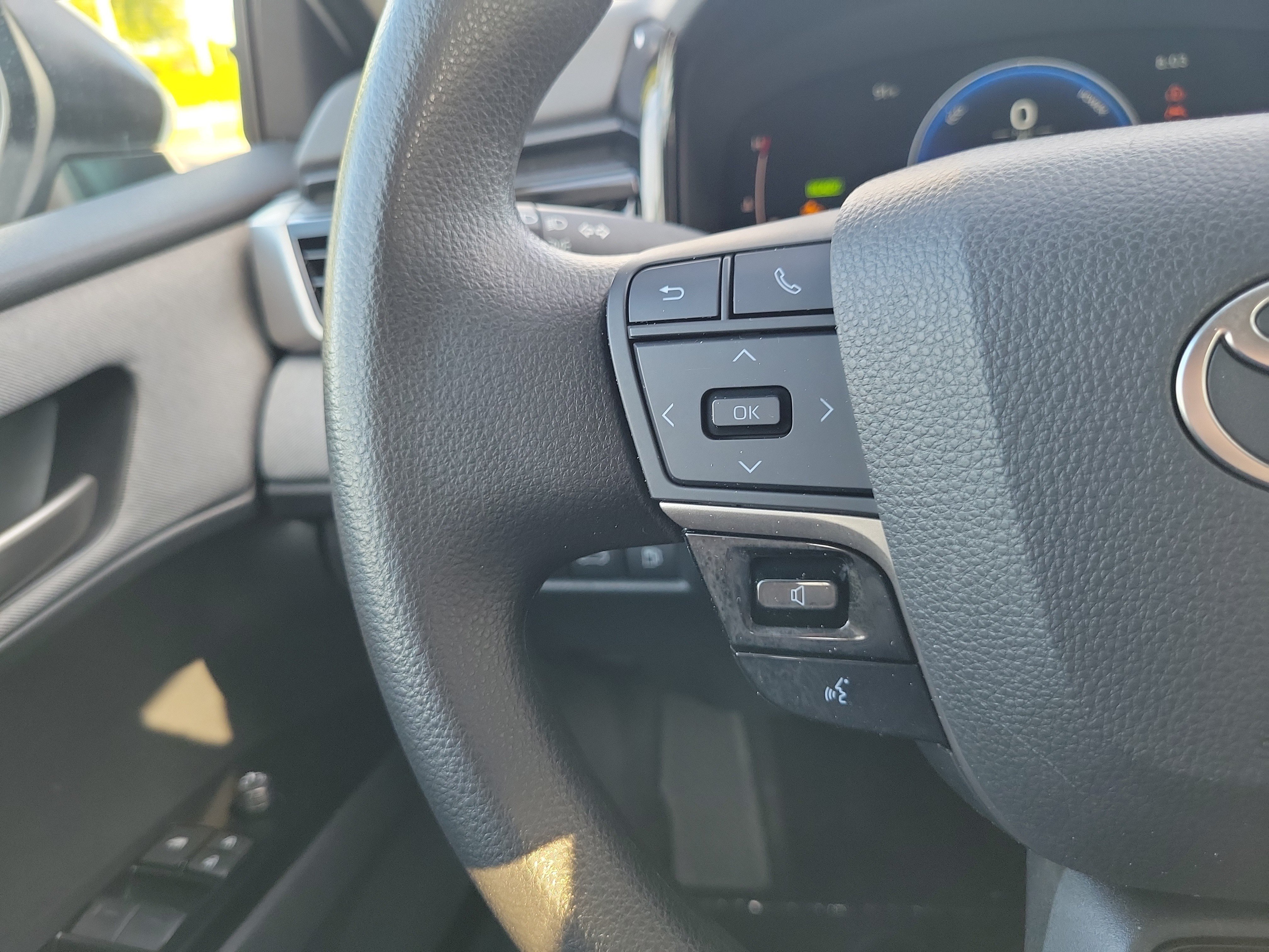 Used 2025 Ice Toyota LE image 14