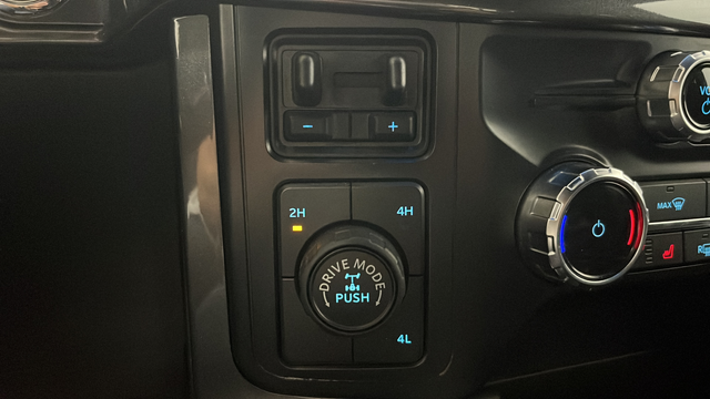 Used 2023 Agate Black Metallic Ford XLT image 33