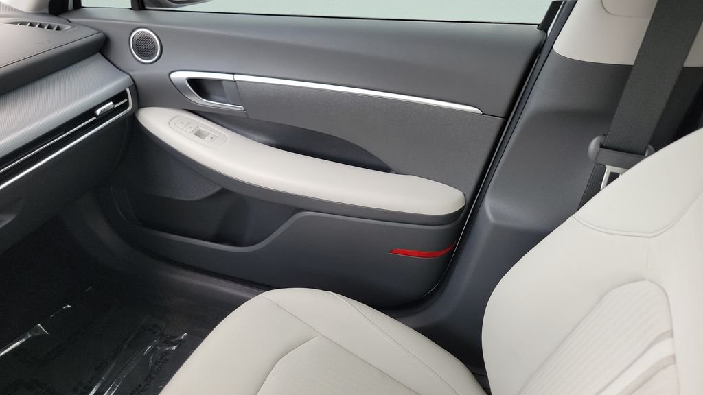 Certified Used 2025 White Hyundai SE image 13