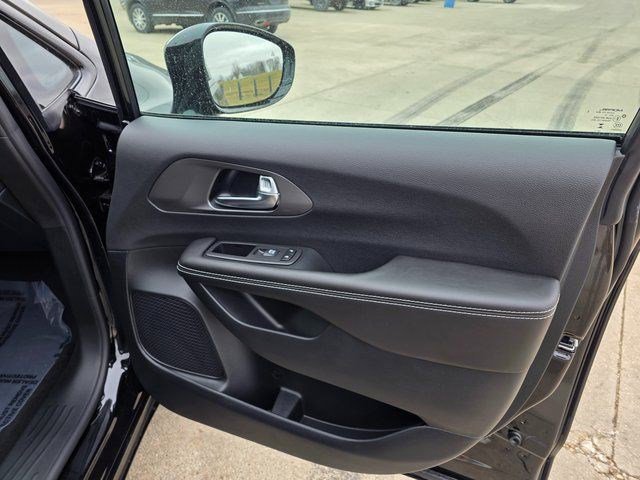 New 2026 Diamond Black Crystal Pearl-Coat Exterior Paint Chrysler Select image 17