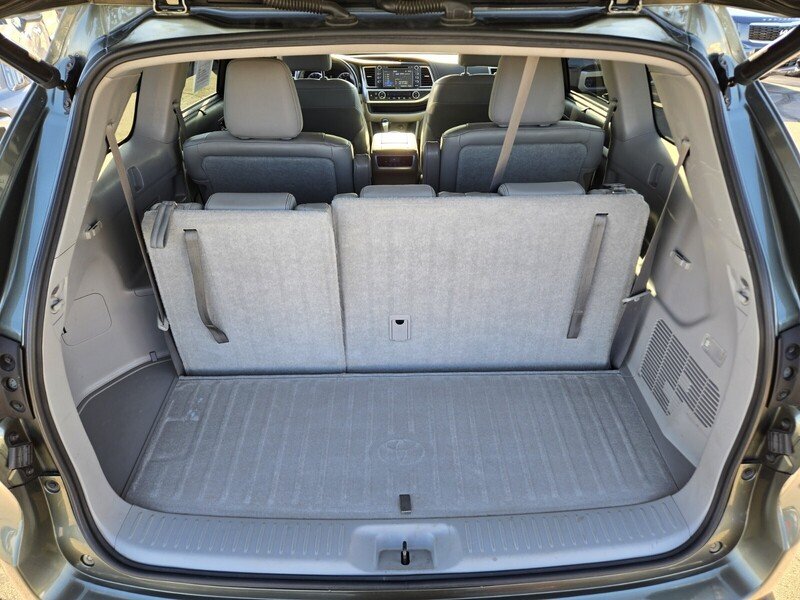 Used 2015 Green Toyota XLE V6 image 14