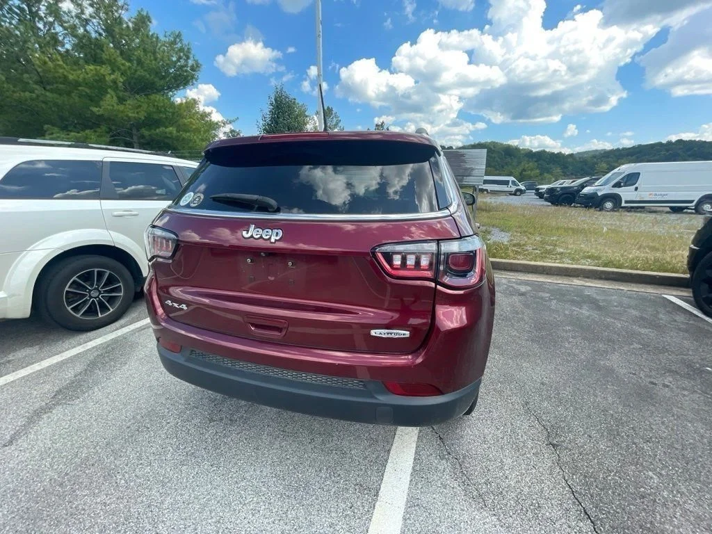 Used 2022 Red Jeep Latitude image 10