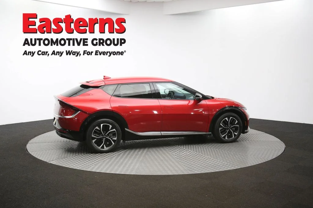 Used 2023 Red Kia Wind image 45