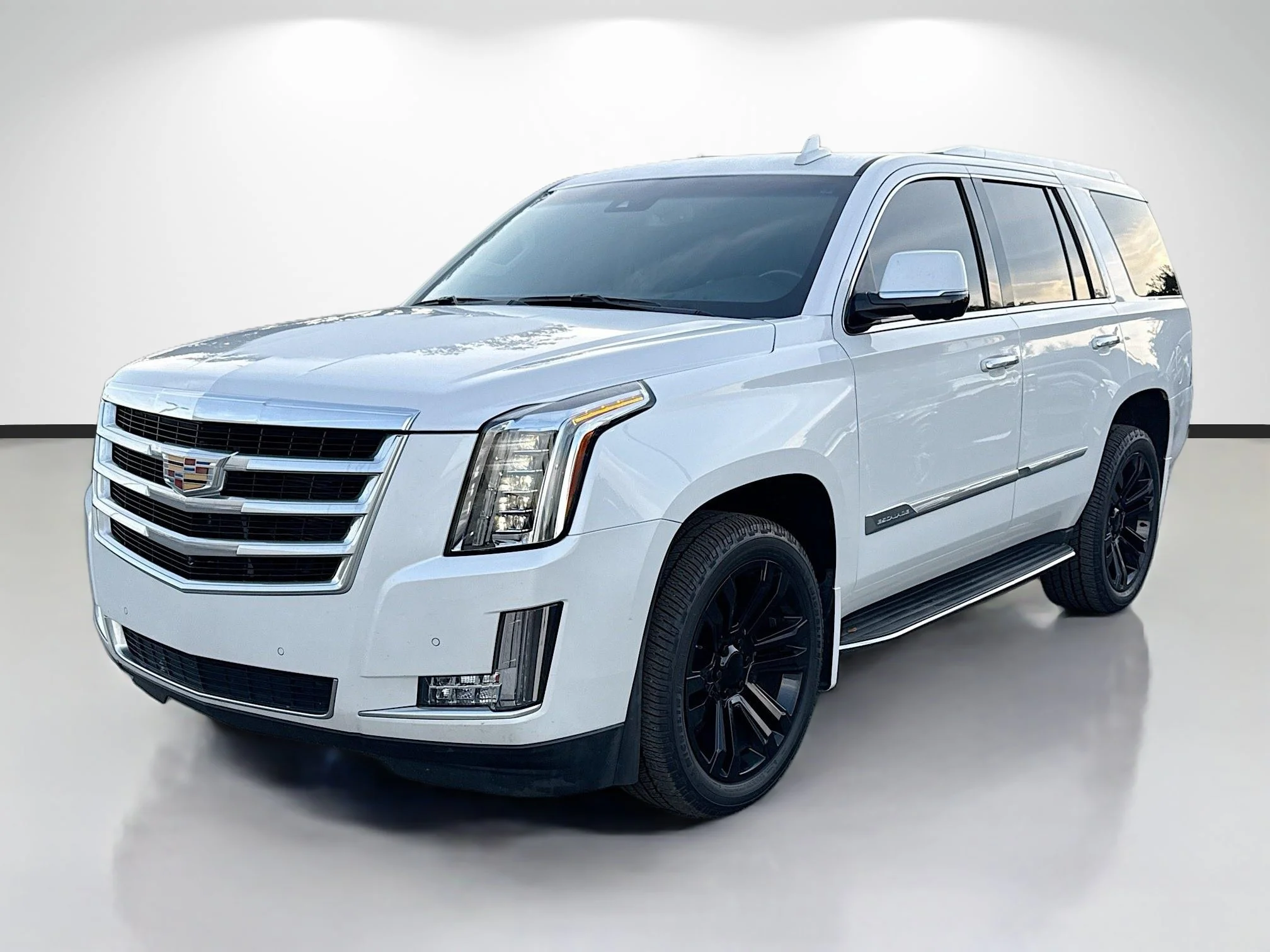 Used 2016 Crystal White Tricoat Cadillac Luxury Collection image 7