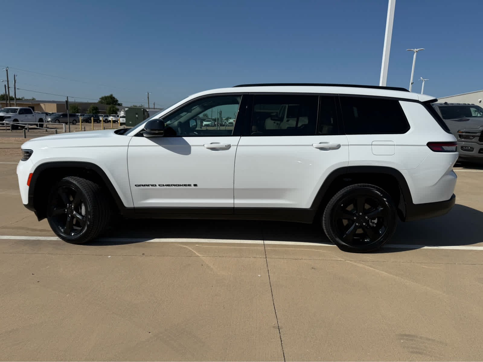 New 2026 Bright White Clear-Coat Exterior Paint Jeep Limited image 9
