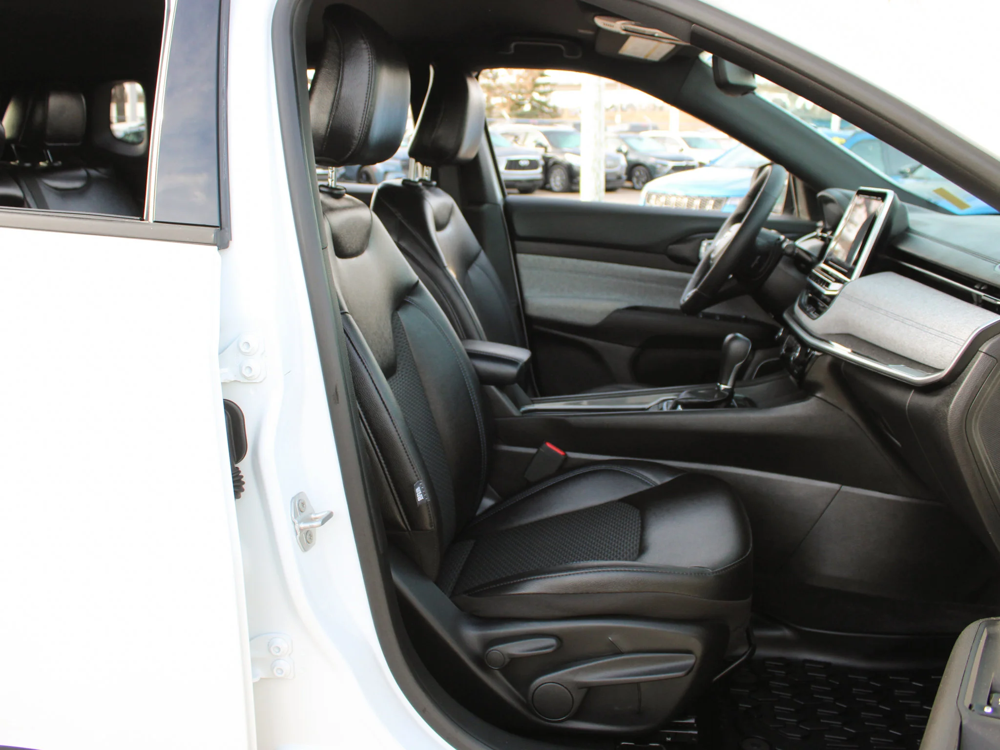 Certified Used 2025 White Jeep North * No Accidents | Heated Seats | Apple CarPlay | Remote Start | Forward Collision Warning image 19