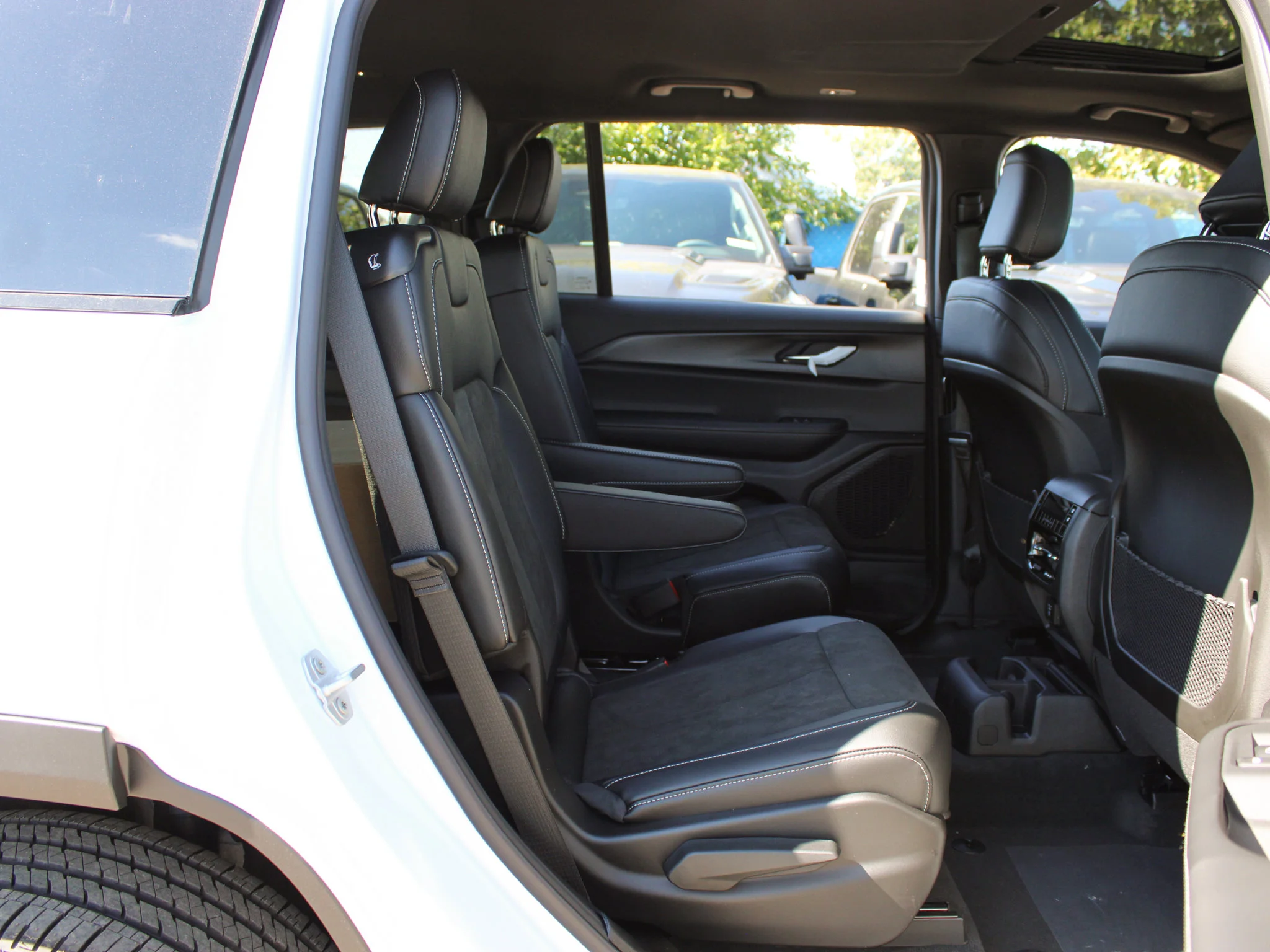 New 2025 White Jeep Altitude* 4x4, Trailer Tow Pkg, Sunroof, Heated Leather image 12