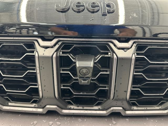 New 2026 Diamond Black Crystal Pearl-Coat Exterior Paint Jeep Limited image 25
