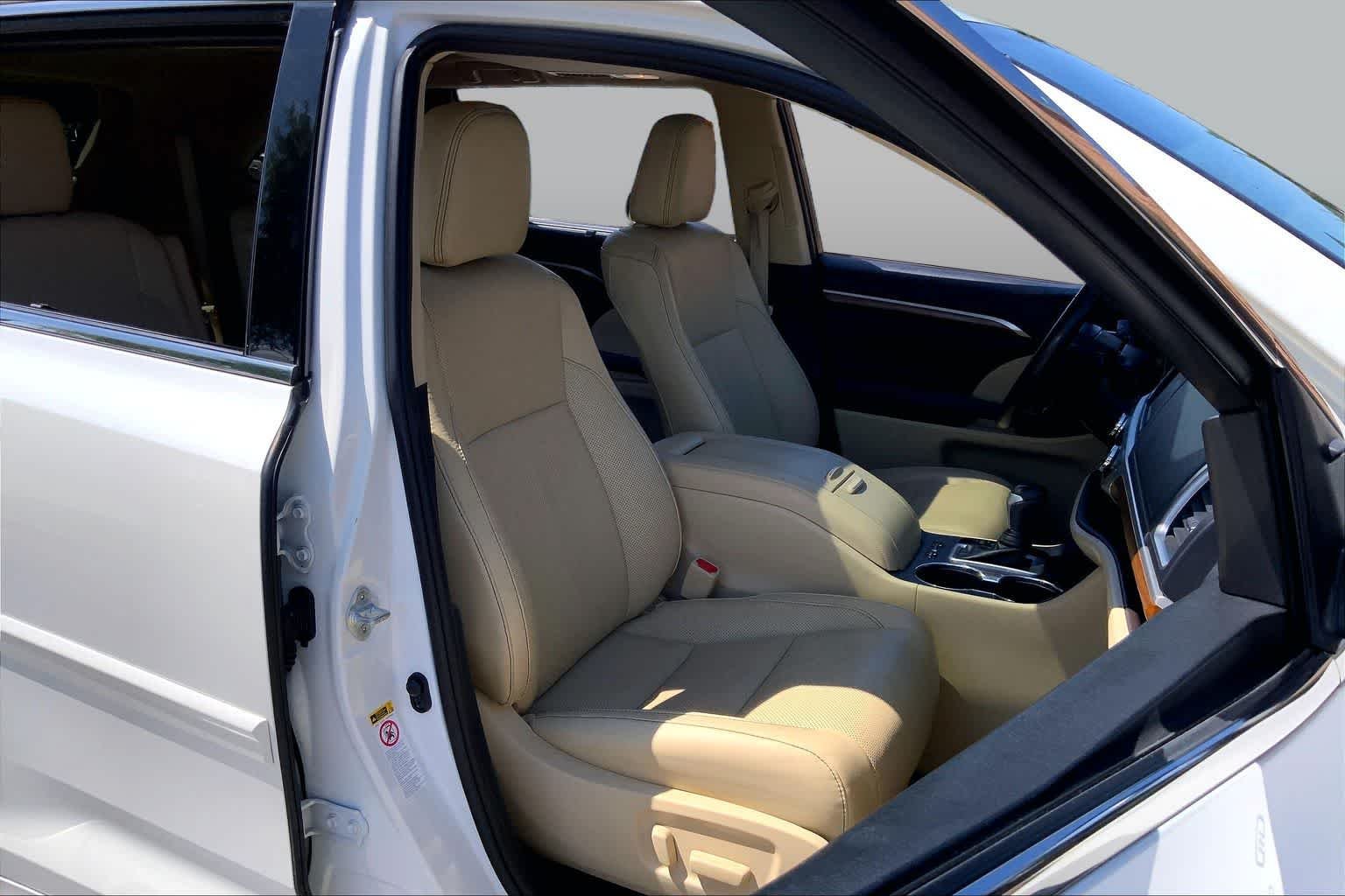 Used 2019 Blizzard Pearl Toyota Limited image 9