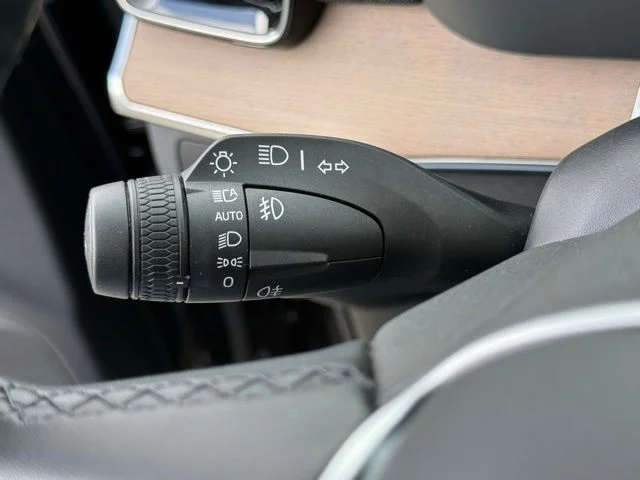 Used 2025 Black Volvo B6 Plus 7-Seater image 20