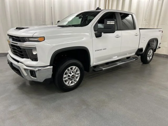 Used 2025 White Chevrolet LT image 2