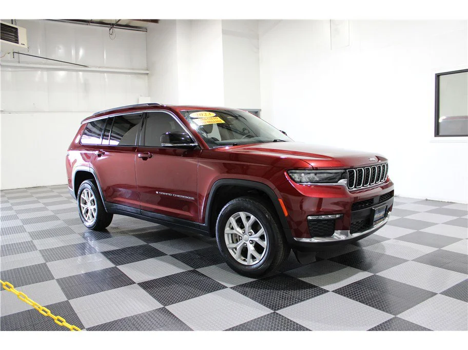 Used 2023 Velvet Red Pearlcoat Jeep Limited image 3