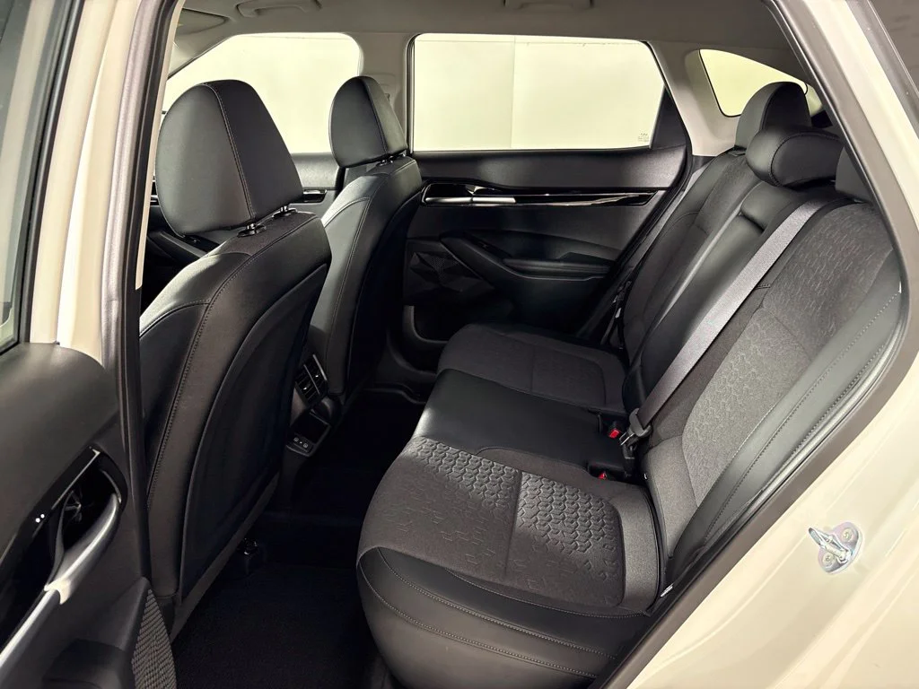 Used 2025 White Kia S image 23
