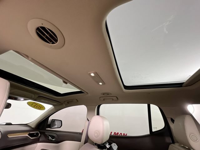 Used 2017 WHITE FROST TRICOAT GMC Denali image 26