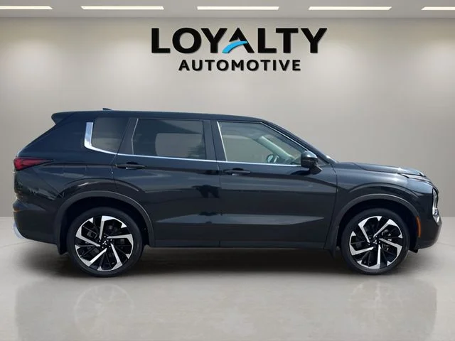 Used 2023 Black Mitsubishi SE image 7