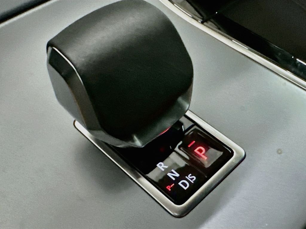 Used 2025 White Land Rover S image 18