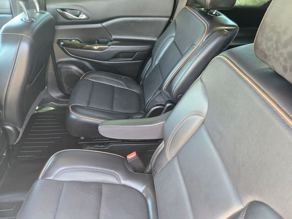 Used 2023 White GMC AT4 image 9