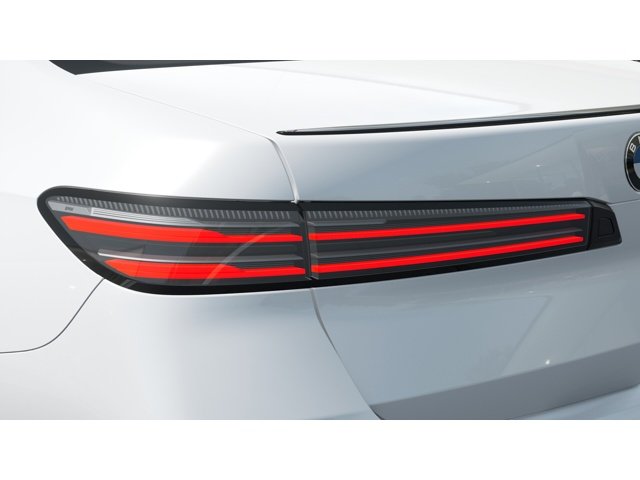 New 2027 Mineral White Metallic BMW i7 image 8