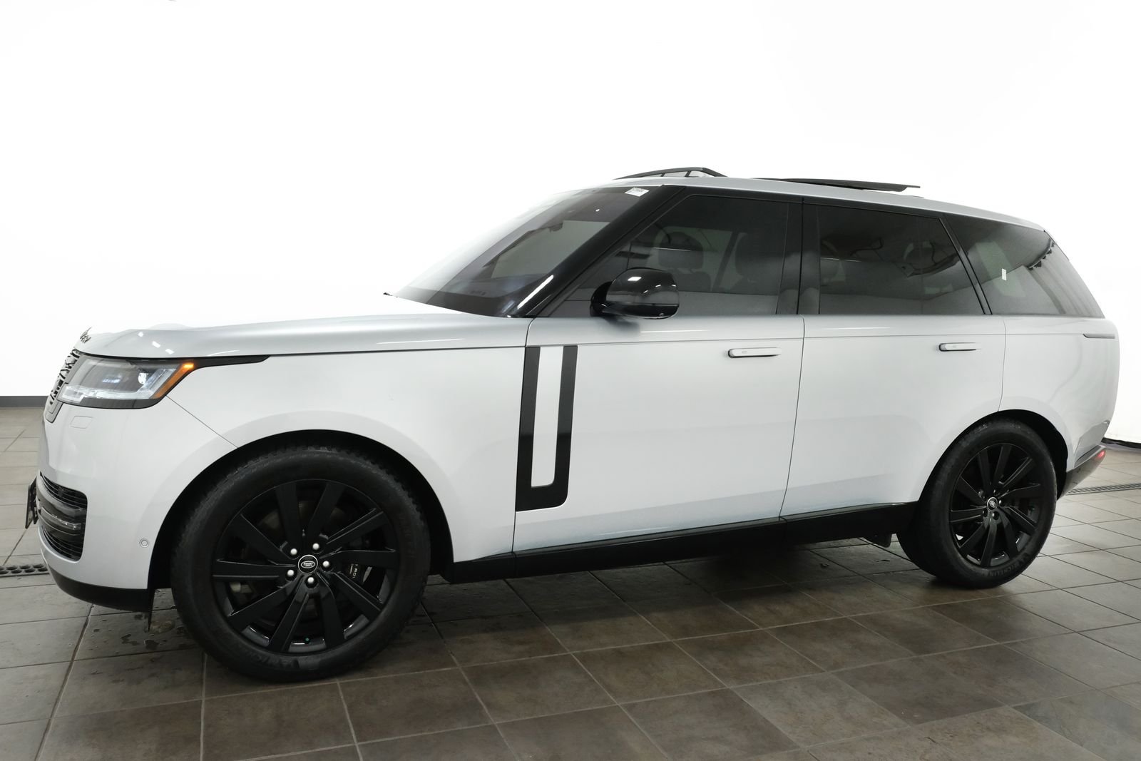 Used 2023 Silver Land Rover SE image 2