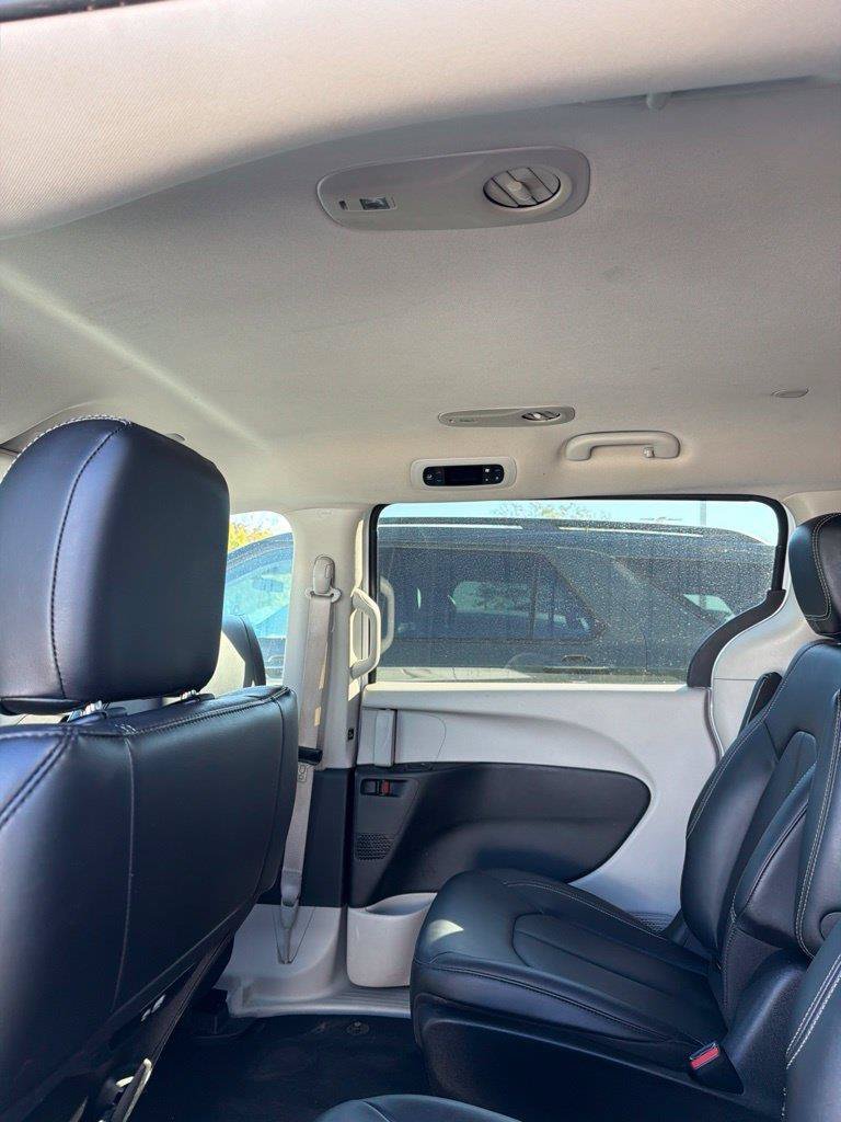 Used 2024 Bright White Clearcoat Chrysler Select image 11